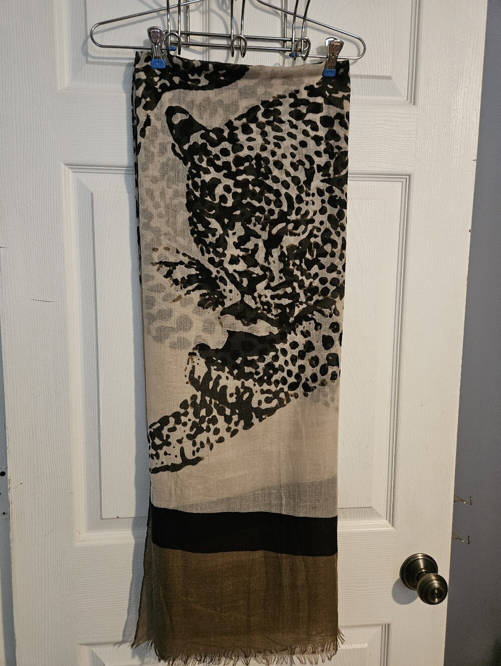 Woman's lightweight animal print scarf 70x38